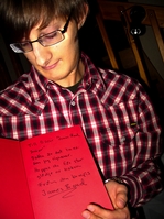 Oscar Nygren har f�tt ett signerat ex av Gunnar Sch�fers Bond-bok.