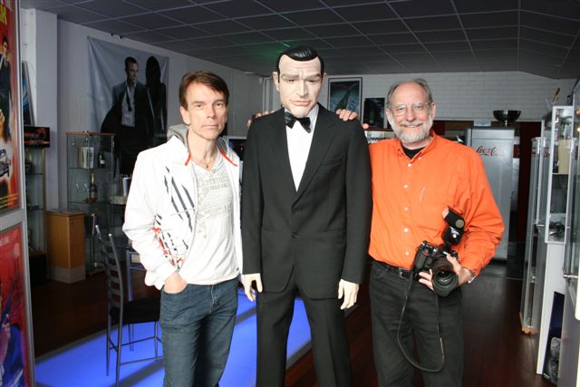 Bosse "Bildoktorn" Andersson med Gunnar Bond James Sch�fer d�r de har bilar som ett gemensamt �mne som Sean Connery, han i mitten