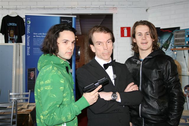 B�rd och Vegard Ylvis�ker med James Bond och Omega Seamaster fr�n Casino Royale