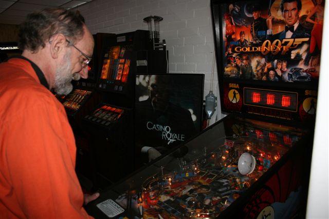 Bosse "Bildoktorn" Andersson p� bes�k i James Bond 007 museet i Nybro Sverige.