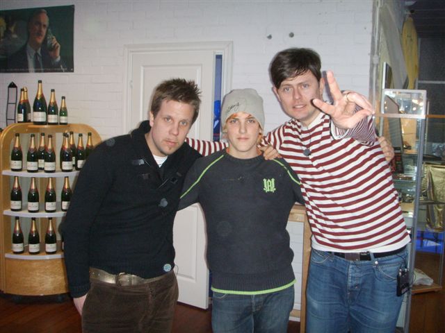 Filip Simon och Fredrik   Minglade p� James Bond museet gjorde Filip och Fredrik med Simon (i mitten) inf�r 100 h�jdare