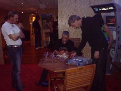 Robert Petersson graverar i James Bond 007 museet ,det g�r att best�lla till skolor , f�delsedagar, f�retag, mc klubbar mm.