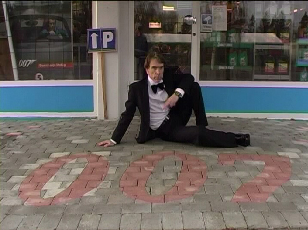 Gunnar 007 stenlogo p� 007 museet  James Bond alias Gunnar Sch�fer