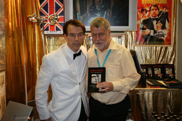 H�r kommer Bj�rn Hellberg f�rbi f�r ett signerat ex. av James Bond alias Gunnar Sch�fer