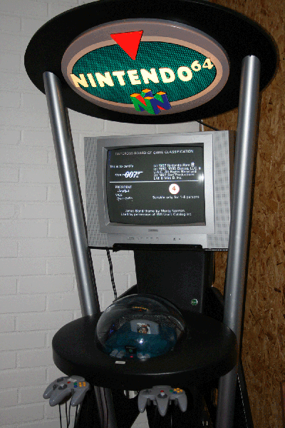 NINTENDO 64 GOLDENEYE spelet finns i James Bond 007 Museum som bes�karna f�r provspela p�