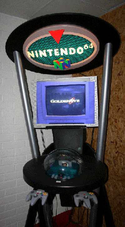 NINTENDO 64 GOLDENEYE spelet finns i James Bond 007 Museum som bes�karna f�r provspela p�