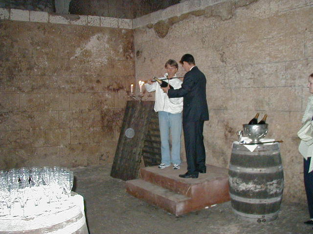 James Bond (Gunnar Sch�fer ) Sabrerar i Madame Pommery huset  p� Place du G�n�ral Gourand i Reims Pommery p� Place du G�n�ral Gourand i Reims 2002