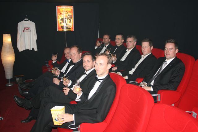 P� plats i 007biografen med popcorn och coca cola zero zero seven (007) samt Dry Martini.