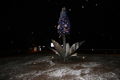 Trafikplats Nybro V�stra infarten, j�ttelik blomsterspira  av Mats Jonasson M�ler�s glasbruk