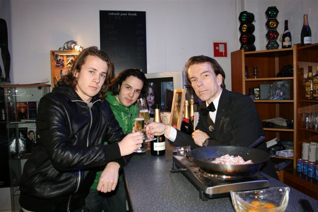 �Nordens Herligste�  br�derna B�rd och Vegard Ylvis�ker fr�n Norges television NRK till James Bond 007 museet f�r att bes�ka Gunnar Sch�fer Sveriges James Bond. h�r med ett glas med Champagne Bollinger i 007 glas