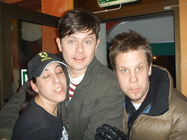 Vivian Fredrik och Filip .   Vivian fr�n pizzeria Victoria Nybro(v�rldens f�rsta 007 pizza)blir uppvaktad av Fredrik och Filip fr�n kanal 5 