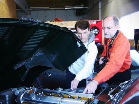 Bosse och Gunnar Sch�fer Bond...James Bond h�r tittande under motorhuven p� Jaguar E-Type