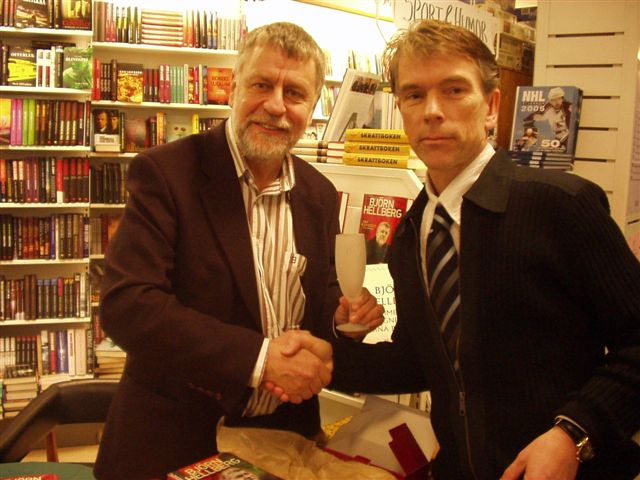 Bj�rn thanks Gunnar for 007 champagne glass from 007 museum