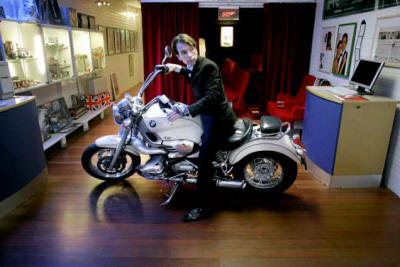 Svensk James Bond Bond-museet har �ven en BMW 1200 Cruiser som Agent 007 (Pierce Brosnan) k�rde i Tomorrow Never Dies med Wai Lin (Michelle Yeoh) p� b�npallen.