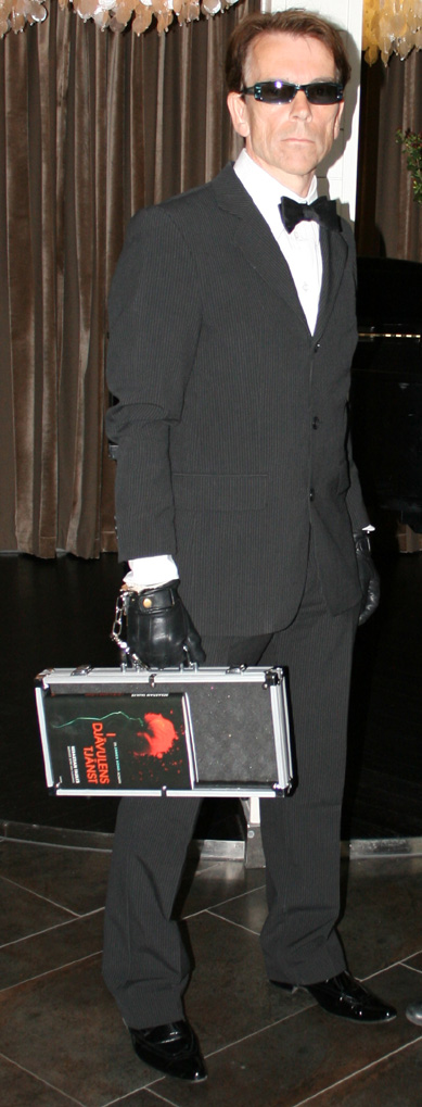 James Bond   lansering  i Stenungsund  av Bond f�rfattaren Sebastian Faulks ny bok  "I DJ�VULENS TJ�NST"  HAN SKRIVER SOM IAN FLEMING