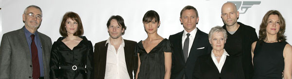 Fr�n v�nster: Michael G. Wilson, producent. Gemma Arterton, agent Fields. Mathieu Amalric, Maurice Greene.lga Kurylenko, Camille. Daniel Craig, James Bond. Dame Judi Dench, M. Marc Forster, regiss�r. Barbara Broccoli, producent.&nbsp;