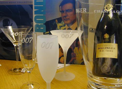 James Bond 007 dry martini glas och 007 champagne glas i frostat och glasklart med 007 logo som �r inbl�strat i glasen.
