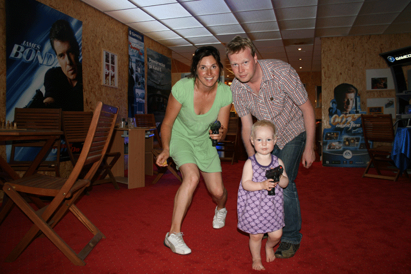Johan Glans med familj, Sara Young och  dottern Minni p� bes�k i James Bond 007 museet Nybro juli 2009.