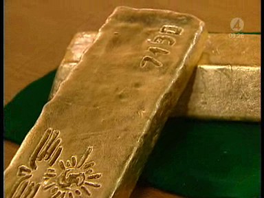 This  Fort Knox Gold bar was made from a mold taken off a real prop from the film. This bar was used at the scene where 007 fights the arch villian with the deadly hat "Odd Job".�