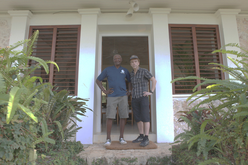  Mr Ramsey Ian Flemings gardener: with James Bond (Gunnar Sch�fer) 