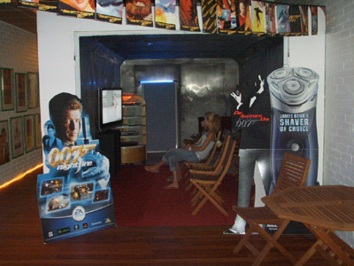 Sara och Frida Ericsson  tittar p� Bondfilmer i biografen